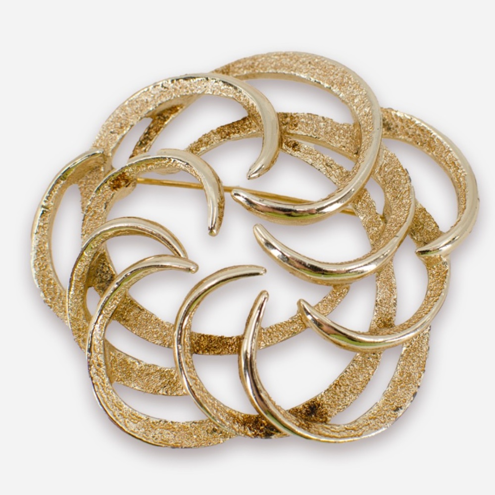 Vintage Sarah Coventry Gold Plated Swirly Circle Brooch